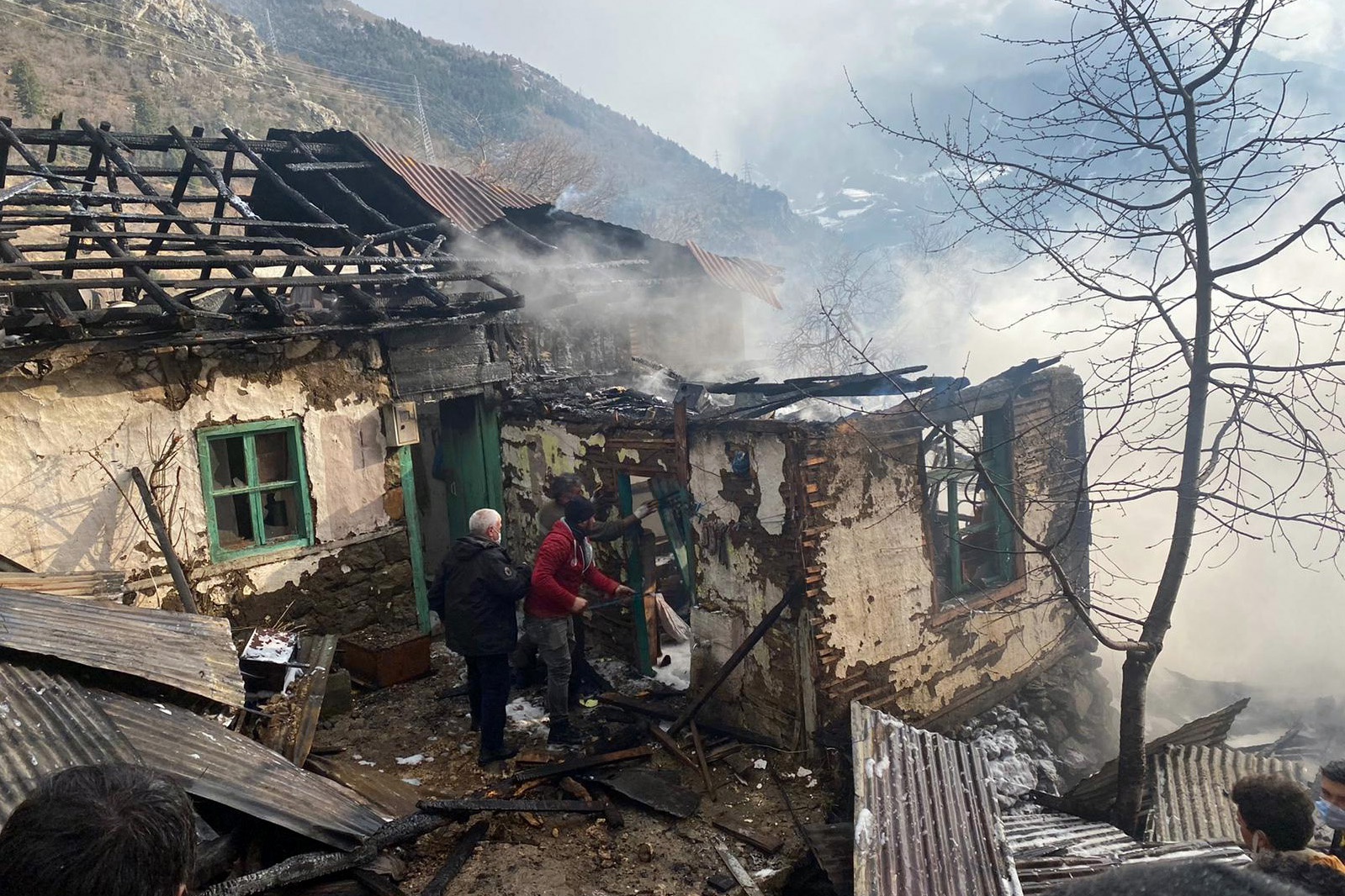 Özkürtün'de ev ve ahır yangını 4