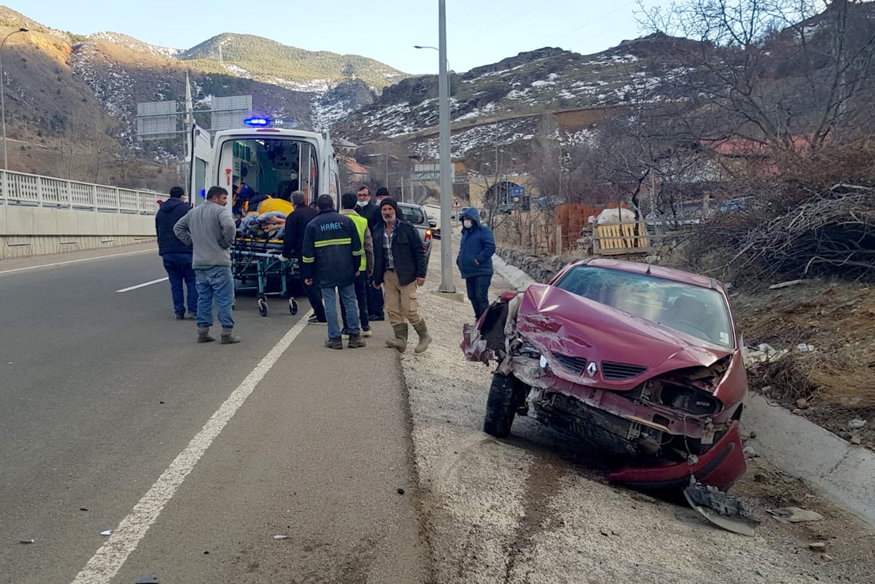 Gümüşhane’de trafik kazası: 2 yaralı 4