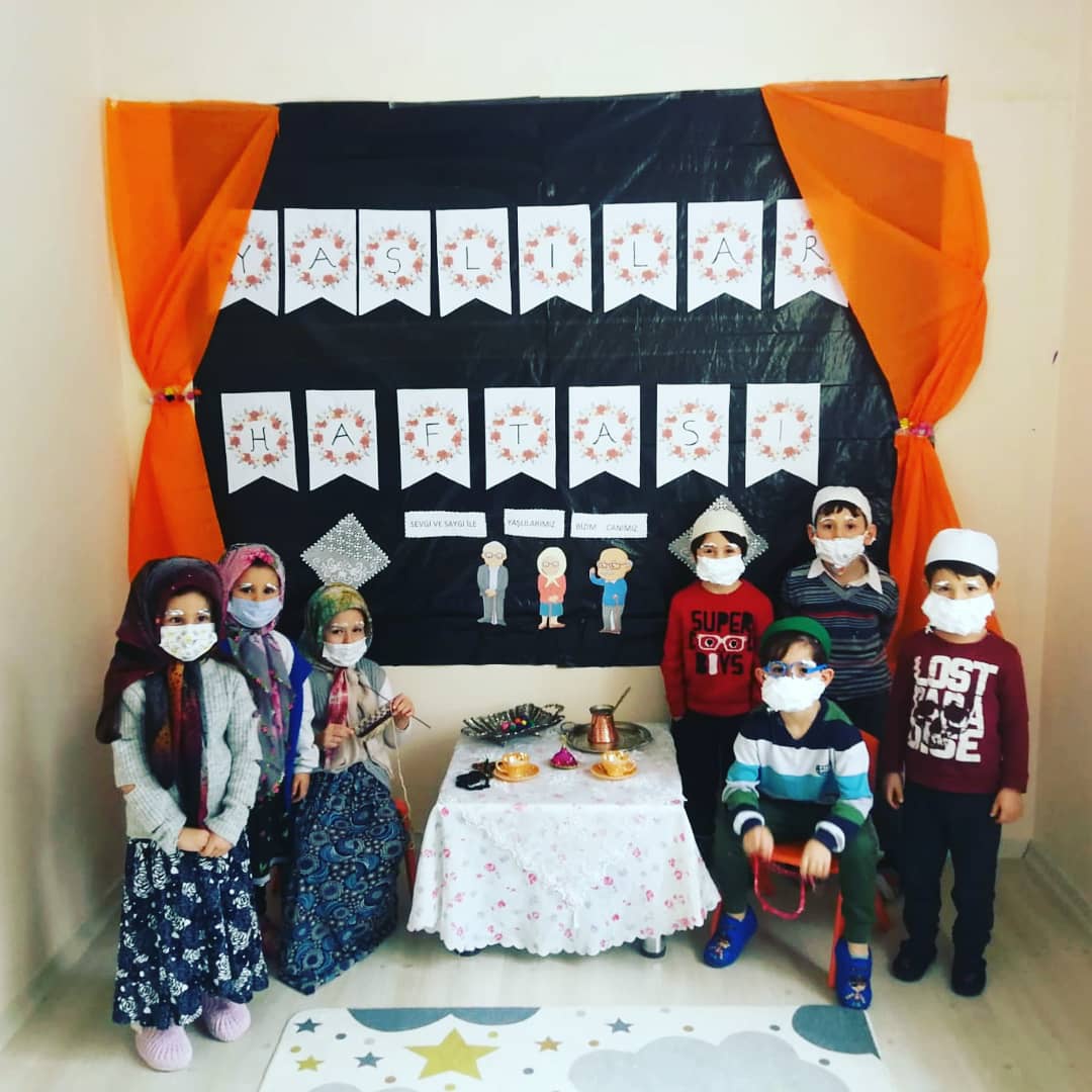 Minik yürekleriyle şehitleri andılar 1