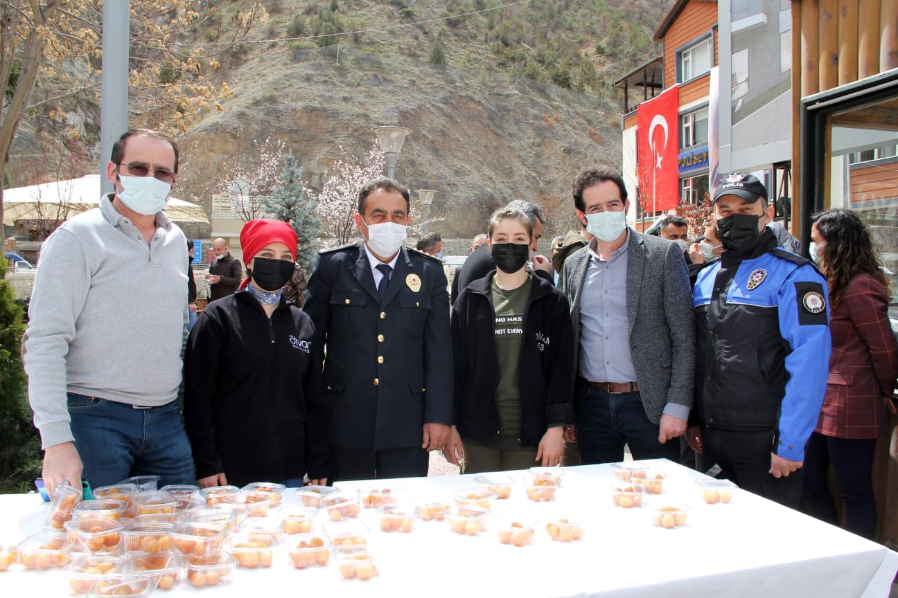 Gümüşhane’de Polis Haftası kapsamında fidan dikildi, lokma dağıtıldı 3