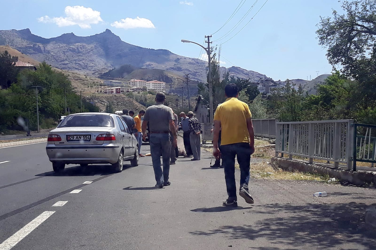 Karşıdan karşıya geçmek isterken otomobilin altında kaldı 4