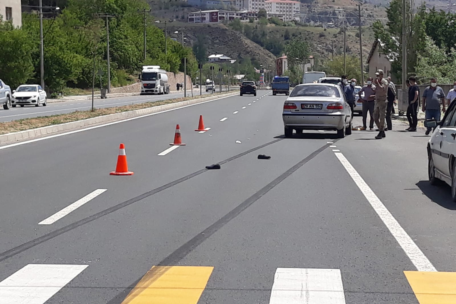 Karşıdan karşıya geçmek isterken otomobilin altında kaldı 2