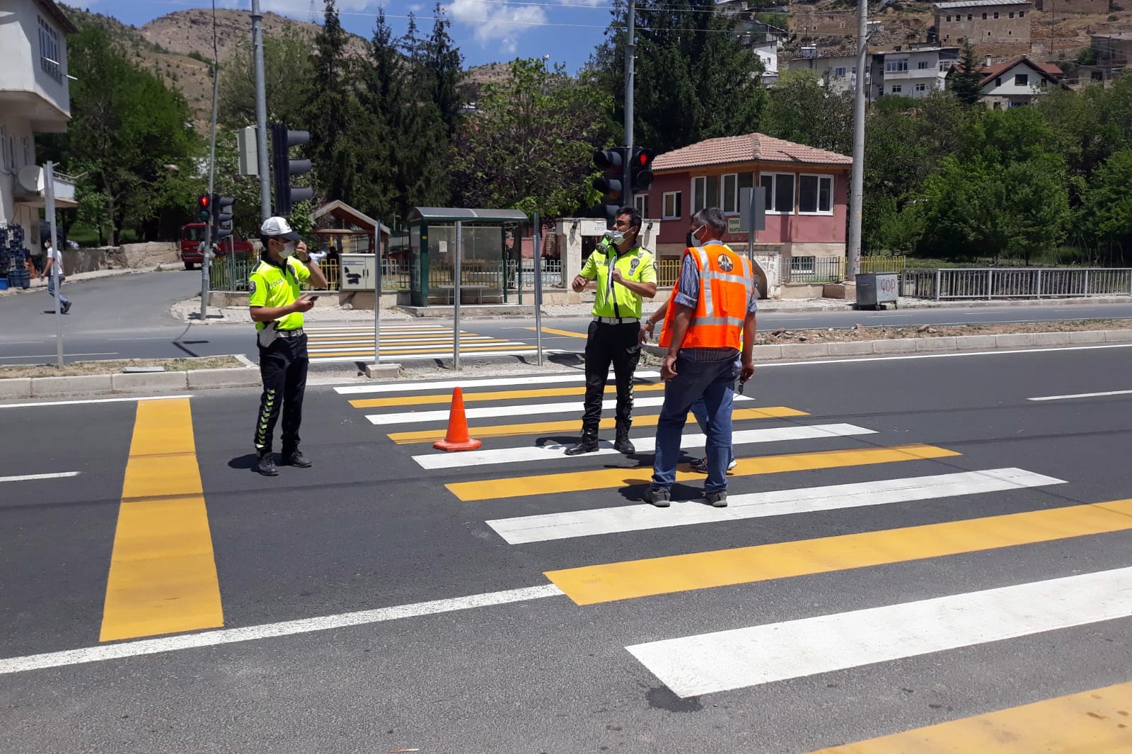 Karşıdan karşıya geçmek isterken otomobilin altında kaldı 5