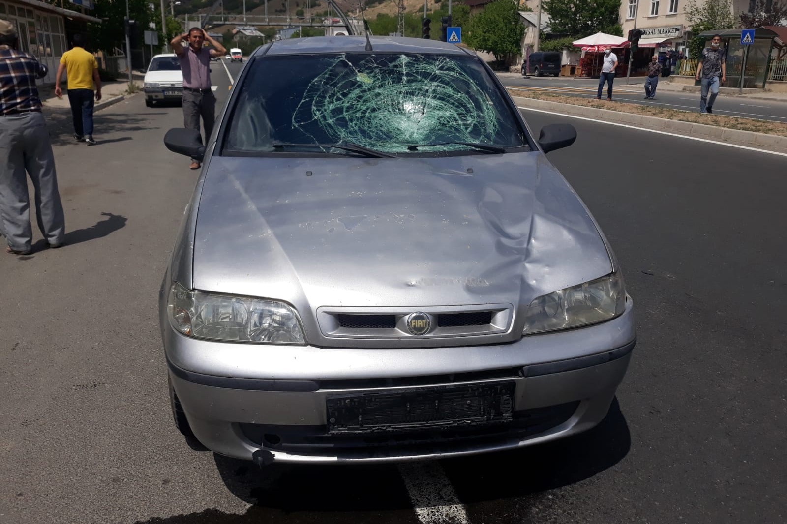 Karşıdan karşıya geçmek isterken otomobilin altında kaldı 3