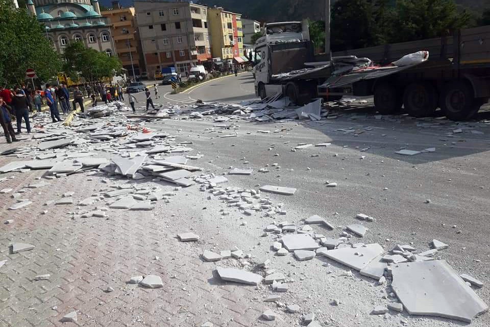 Hareket halindeki tırın üzerindeki mermerler yola devrildi 4