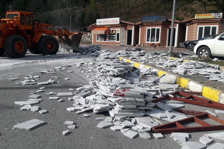 Hareket halindeki tırın üzerindeki mermerler yola devrildi 1