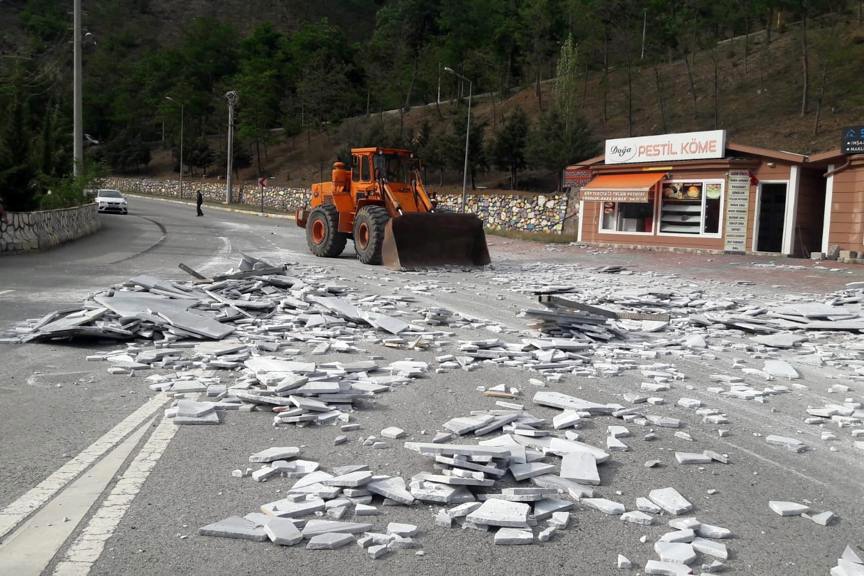 Hareket halindeki tırın üzerindeki mermerler yola devrildi 2