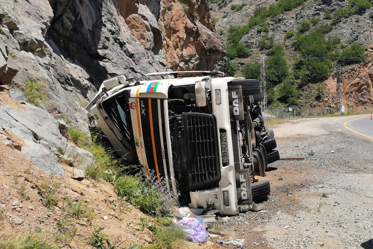 Azeri sürücünün kullandığı tır Zigana dağında yan yattı 5