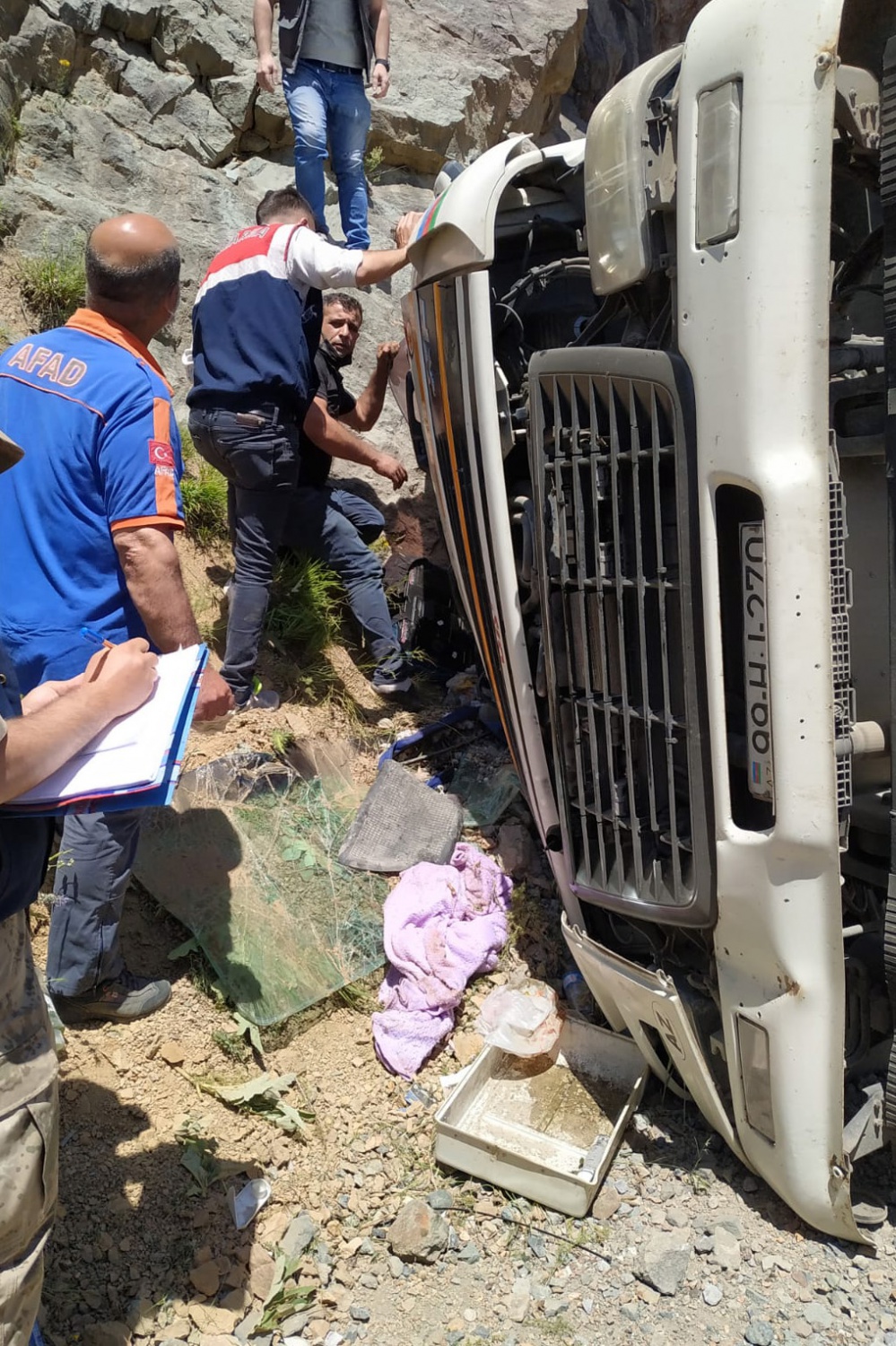Azeri sürücünün kullandığı tır Zigana dağında yan yattı 1