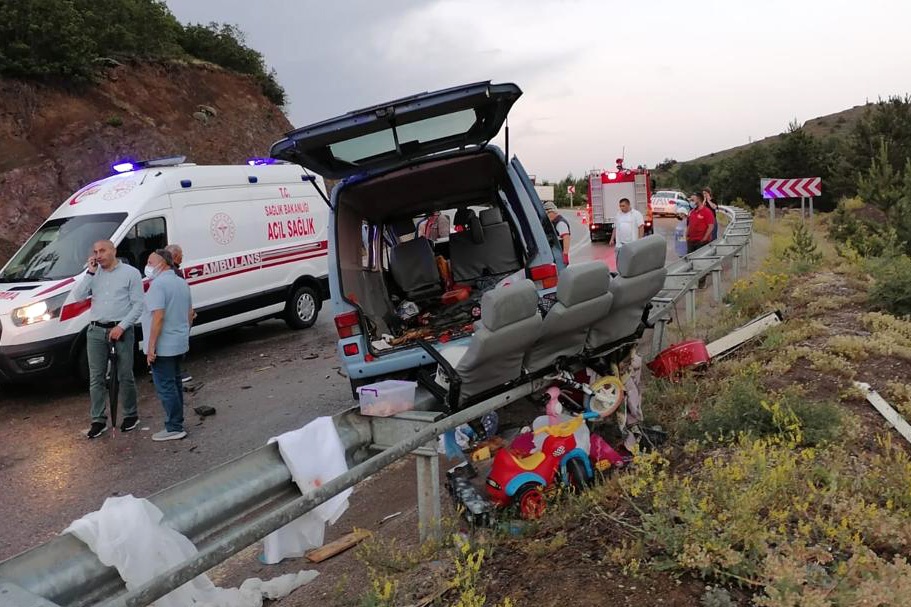 Gümüşhane'de tırın kayan dorsesi minibüse çarptı: 7 yaralı 9