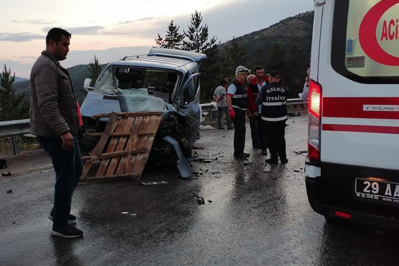 Gümüşhane'de tırın kayan dorsesi minibüse çarptı: 7 yaralı 5