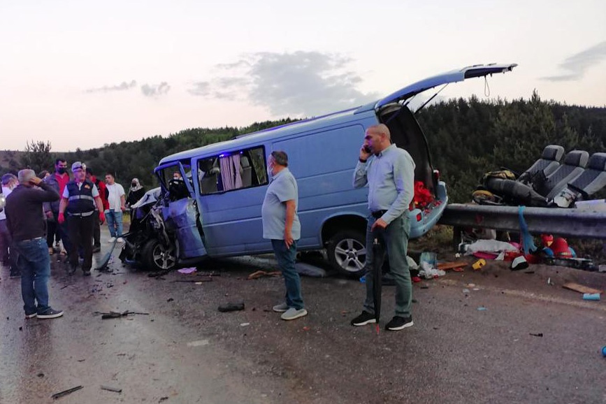 Gümüşhane'de tırın kayan dorsesi minibüse çarptı: 7 yaralı 7