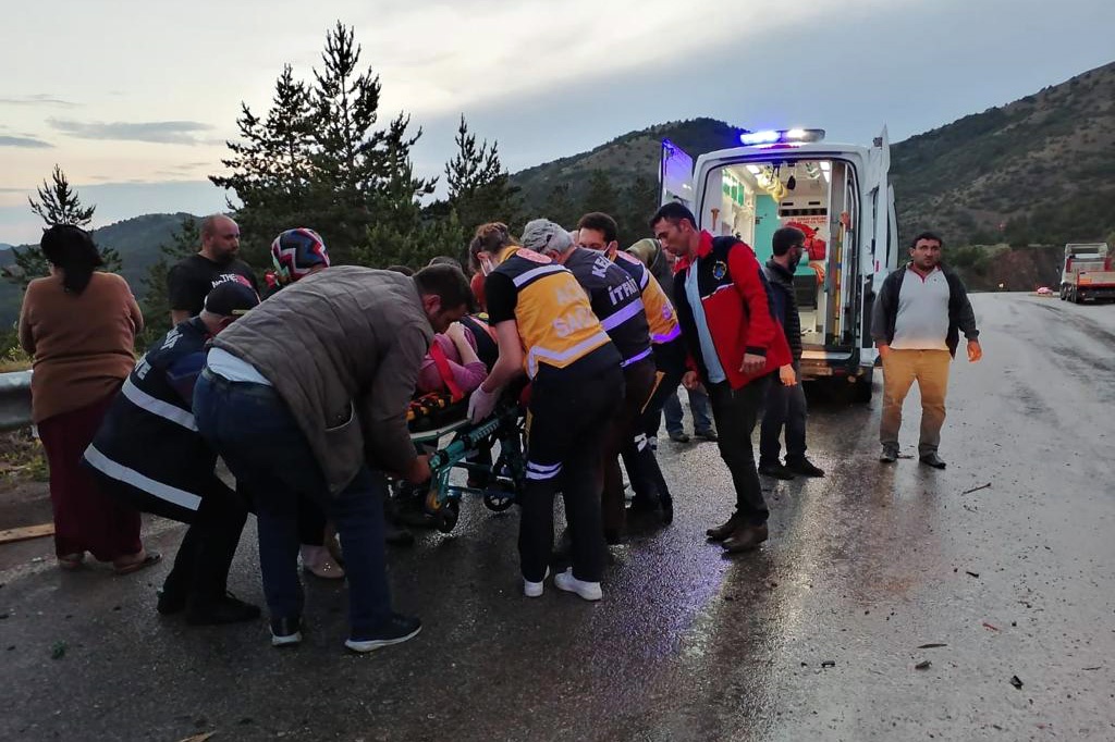 Gümüşhane'de tırın kayan dorsesi minibüse çarptı: 7 yaralı 3