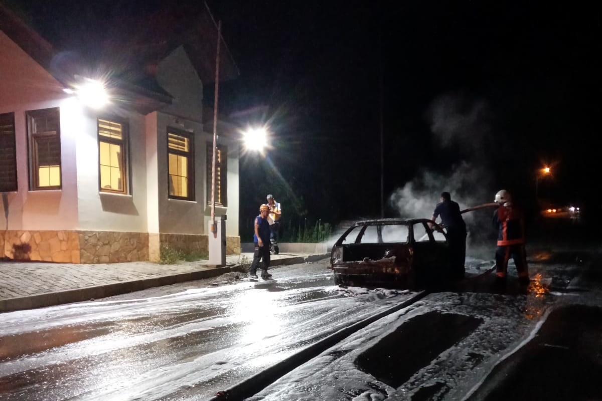 Gümüşhane’de otomobil cayır cayır yandı 1