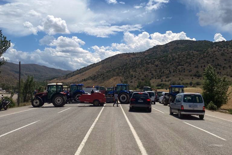 Gümüşhane’de çiftçiler traktörlerle yolu kapattı 1