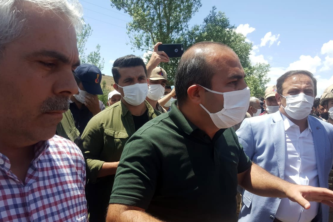 Gümüşhane’de çiftçiler traktörlerle yolu kapattı 3