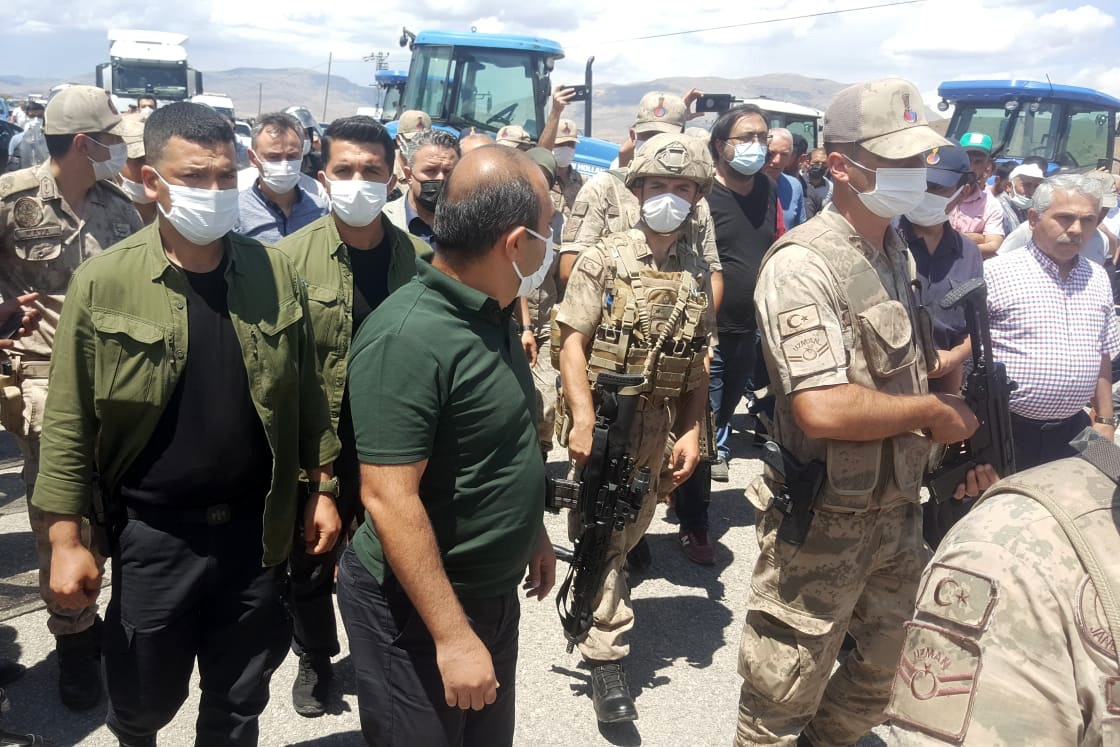 Gümüşhane’de çiftçiler traktörlerle yolu kapattı 2