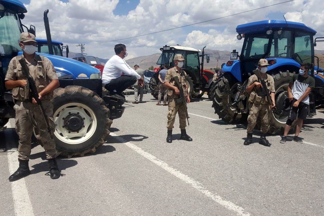 Gümüşhane’de çiftçiler traktörlerle yolu kapattı 4