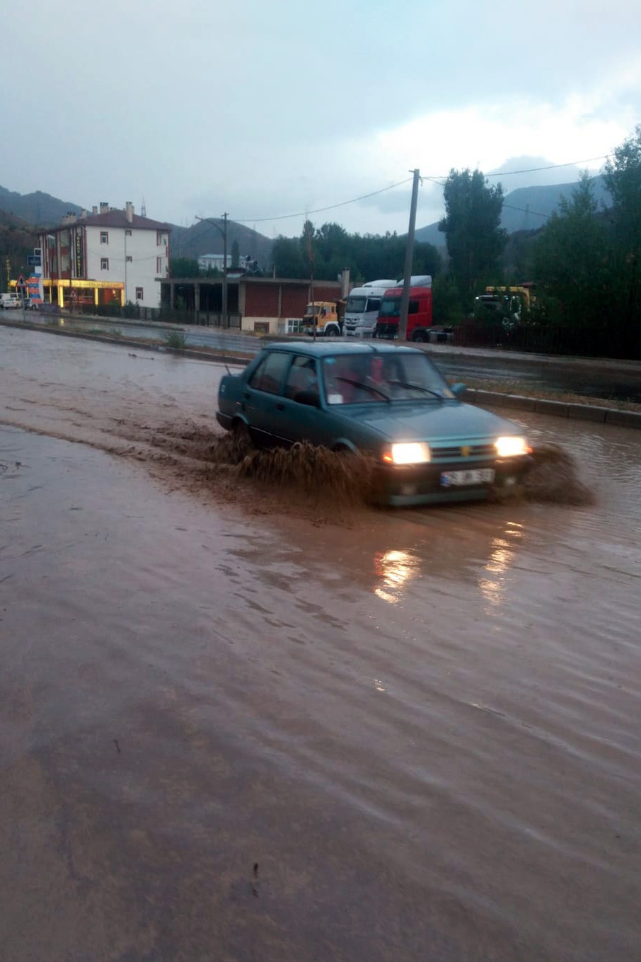 Gümüşhane’de 10 dakika süren dolu ve yağmur sele neden oldu 5