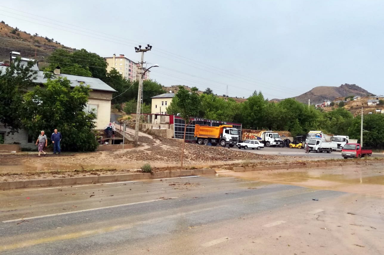 Gümüşhane’de 10 dakika süren dolu ve yağmur sele neden oldu 7