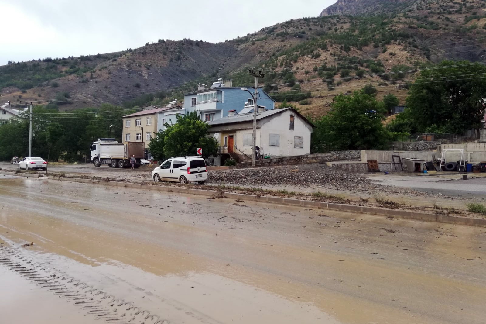 Gümüşhane’de 10 dakika süren dolu ve yağmur sele neden oldu 9