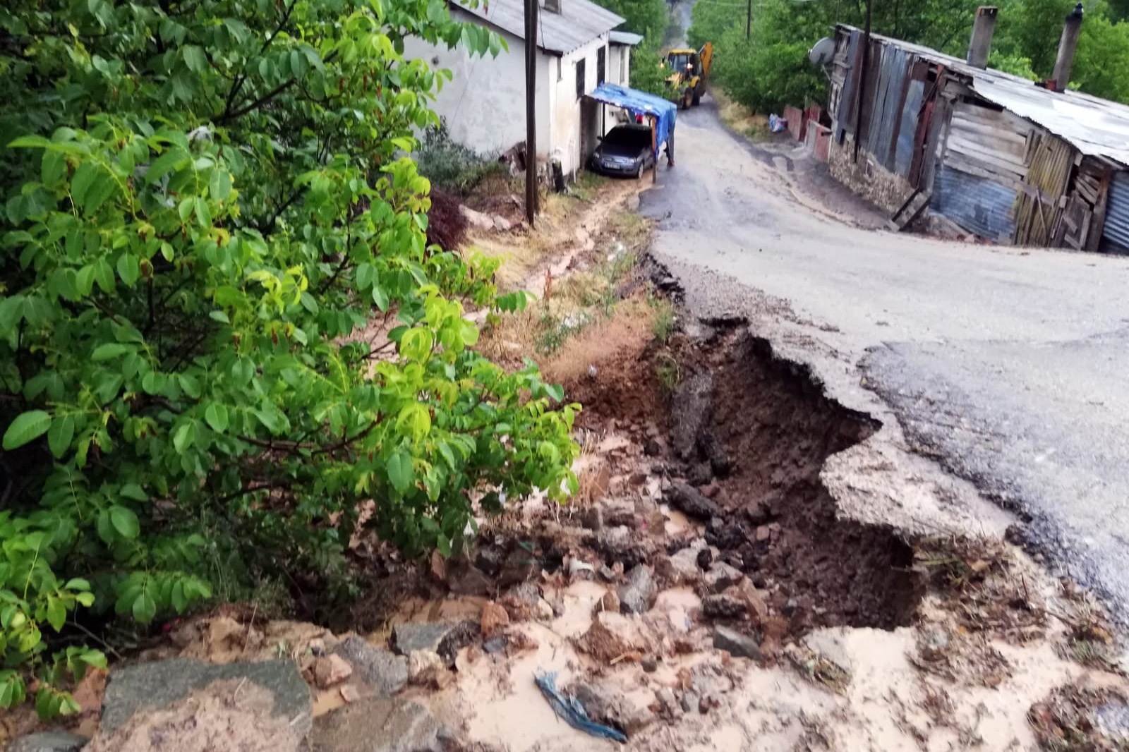 Gümüşhane’de 10 dakika süren dolu ve yağmur sele neden oldu 12