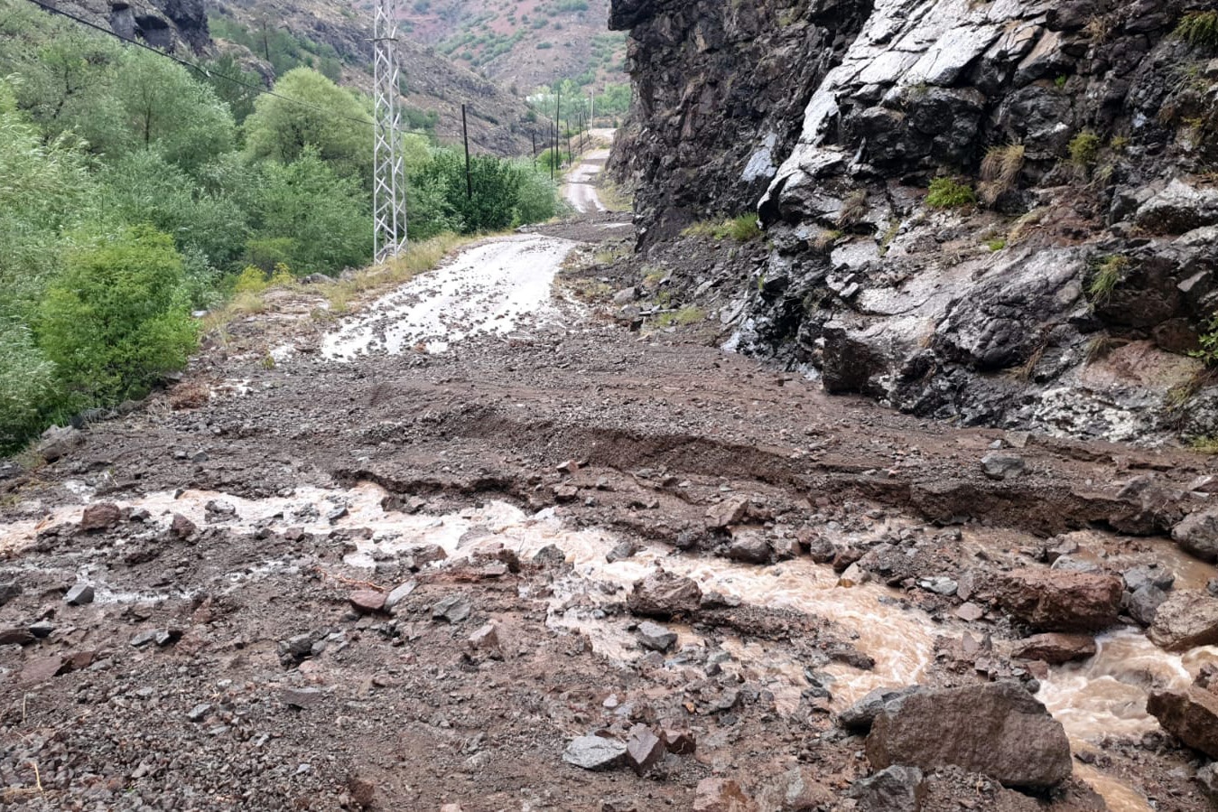 Gümüşhane’de 10 dakika süren dolu ve yağmur sele neden oldu 14