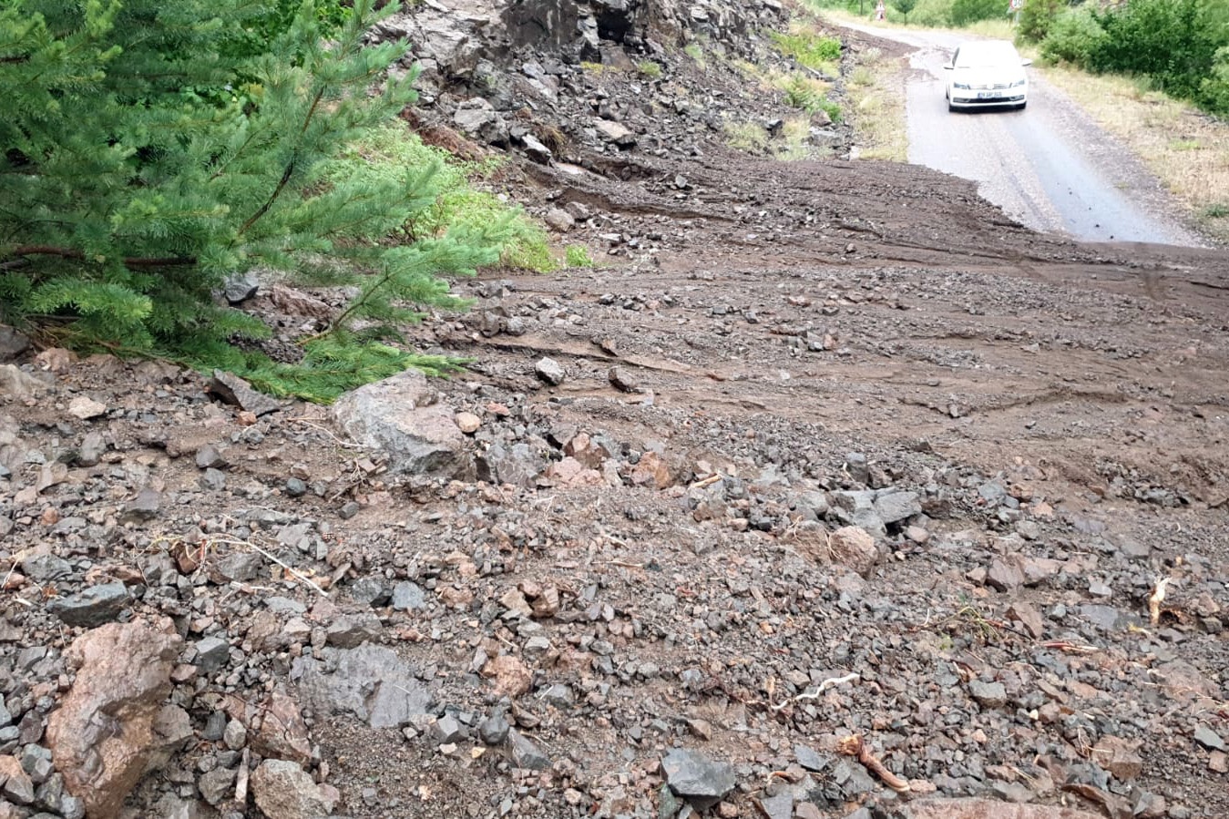 Gümüşhane’de 10 dakika süren dolu ve yağmur sele neden oldu 3