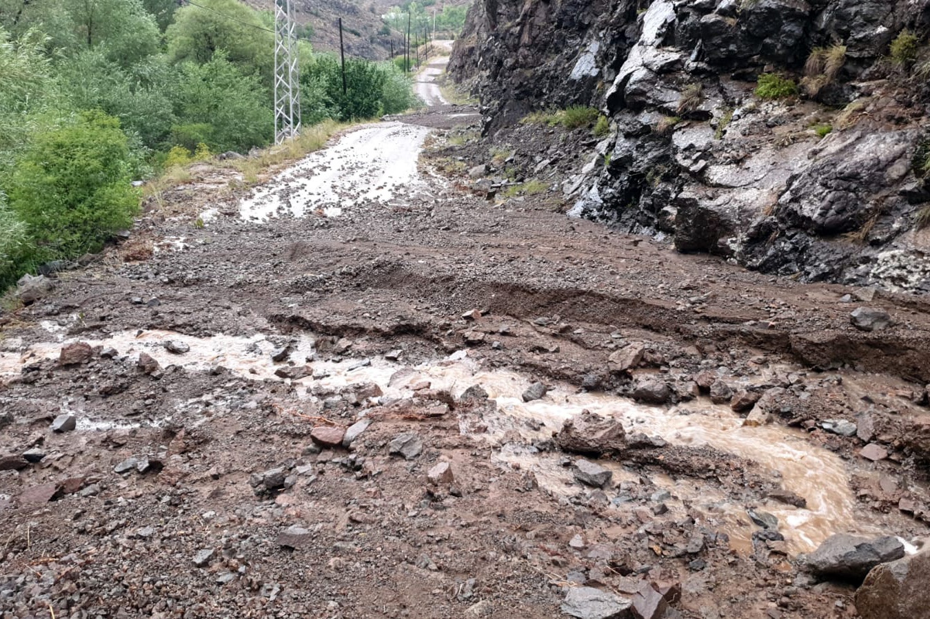 Gümüşhane’de 10 dakika süren dolu ve yağmur sele neden oldu 2