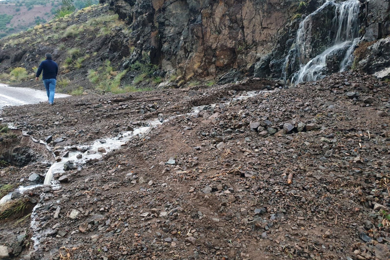 Gümüşhane’de 10 dakika süren dolu ve yağmur sele neden oldu 13