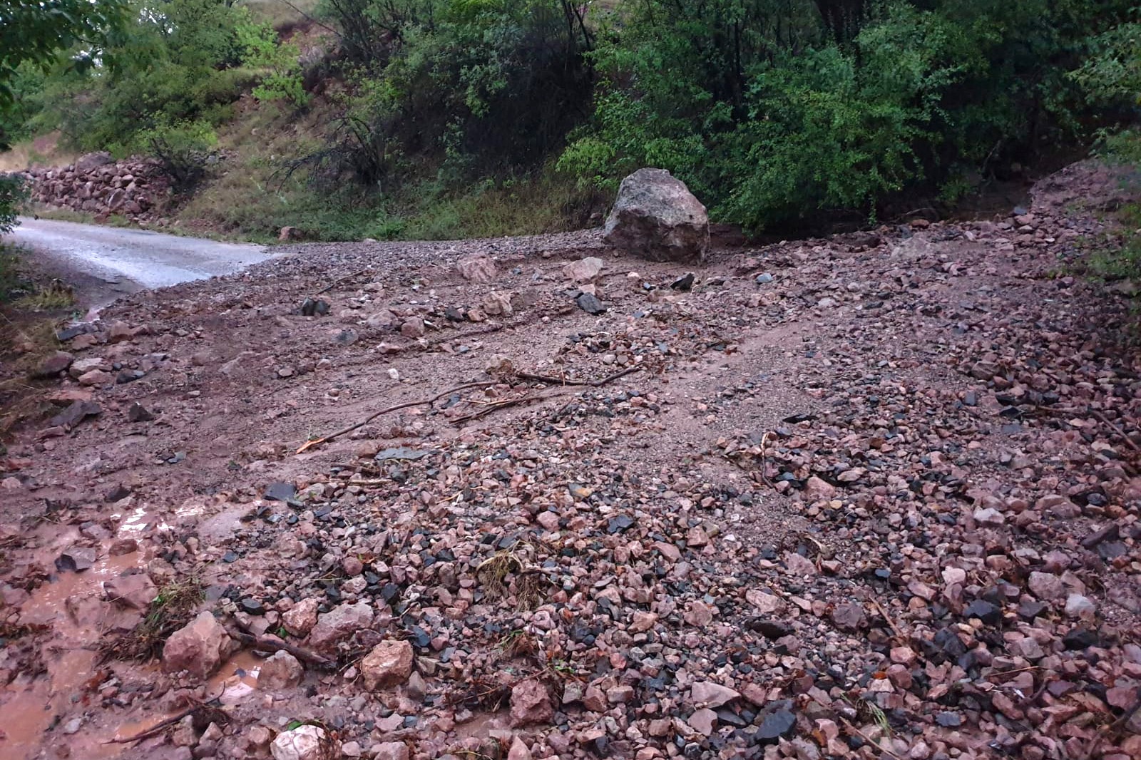 Gümüşhane’de 10 dakika süren dolu ve yağmur sele neden oldu 11