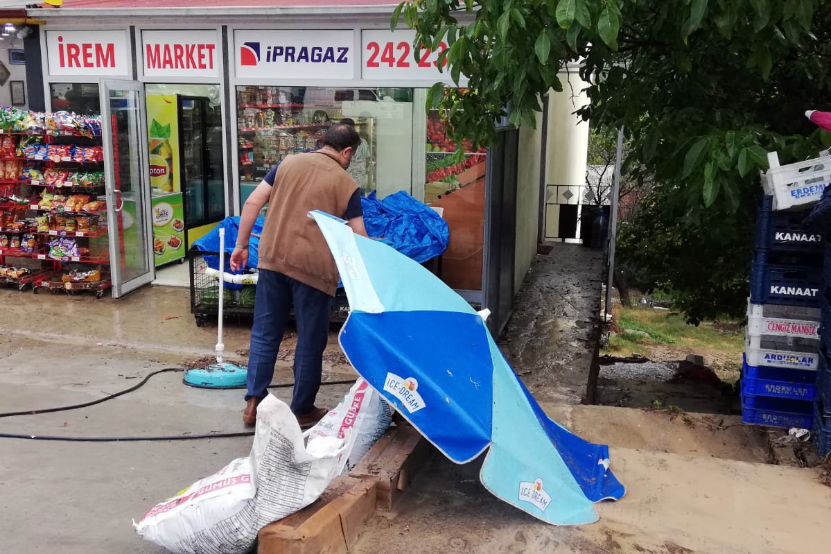 Gümüşhane’de 10 dakika süren dolu ve yağmur sele neden oldu 4