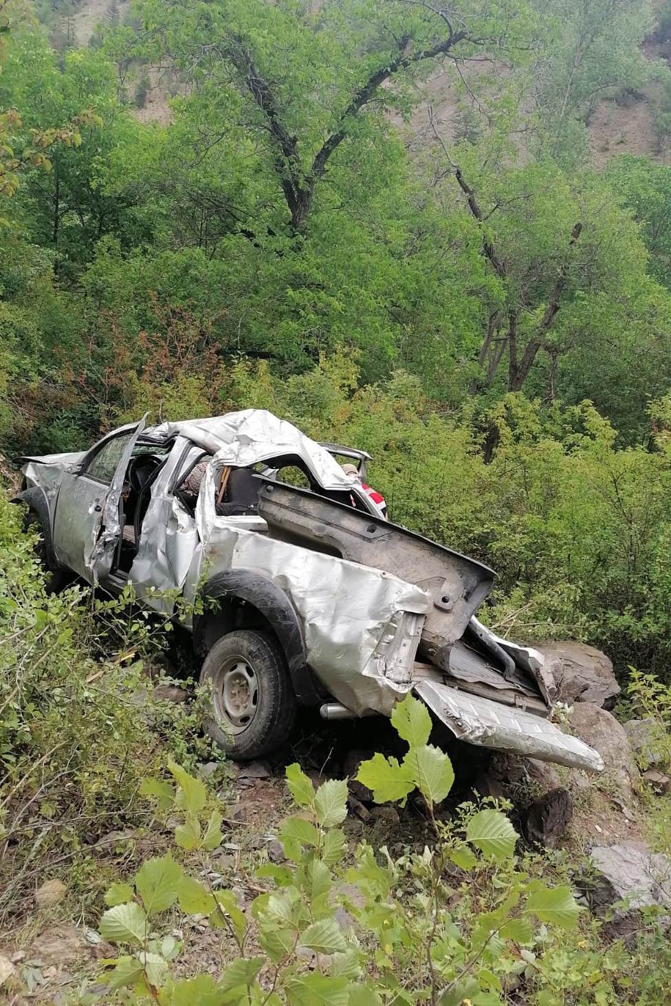 Gümüşhane’de kamyonet uçuruma yuvarlandı: 3 yaralı 5