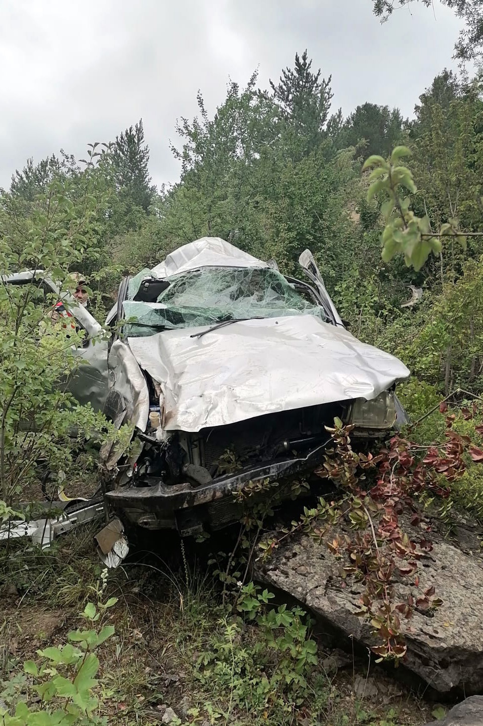 Gümüşhane’de kamyonet uçuruma yuvarlandı: 3 yaralı 4