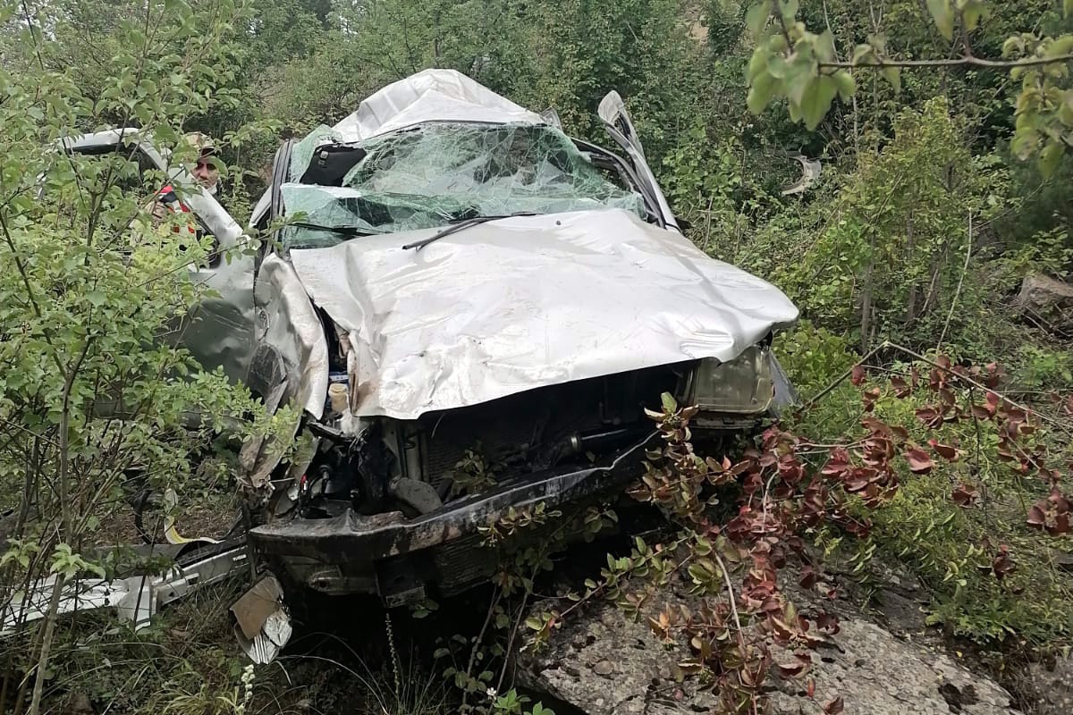 Gümüşhane’de kamyonet uçuruma yuvarlandı: 3 yaralı 1