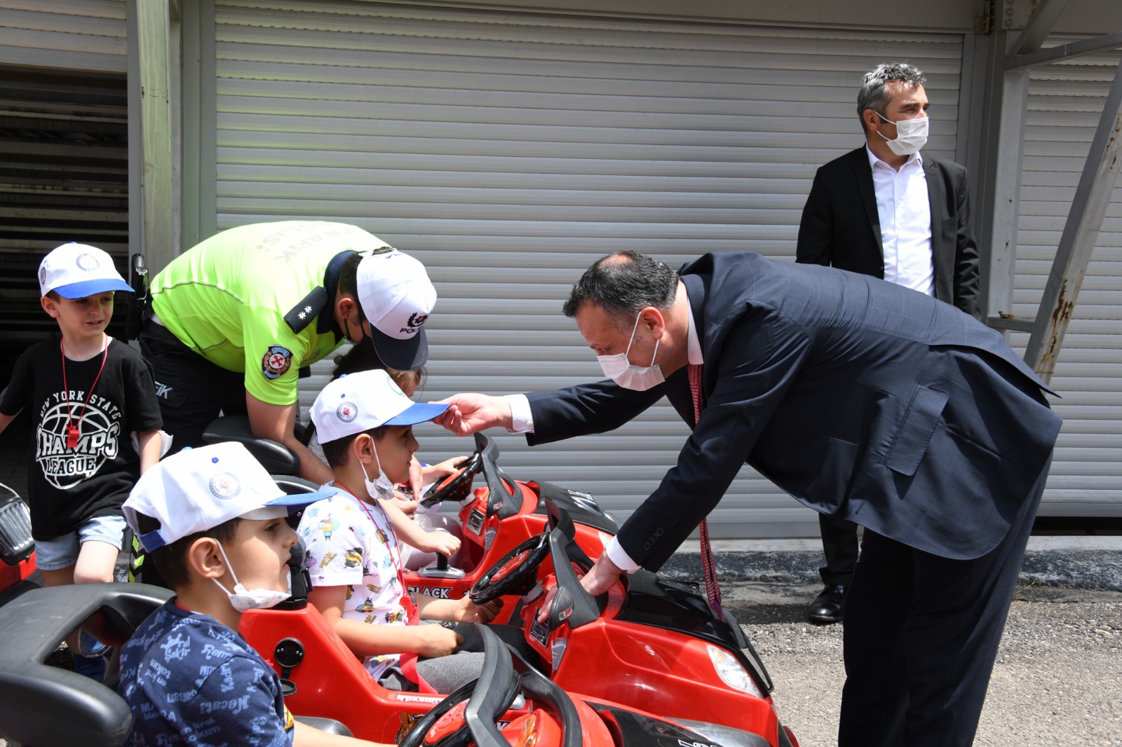Anaokulu çocukları trafik dersinde 2