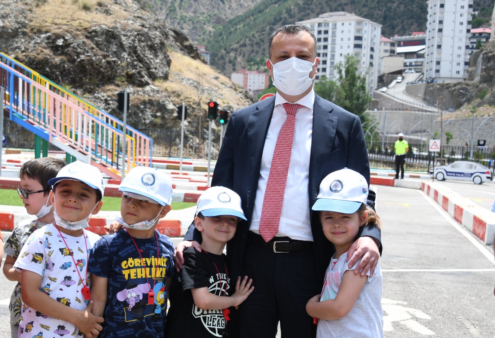 Anaokulu çocukları trafik dersinde 4