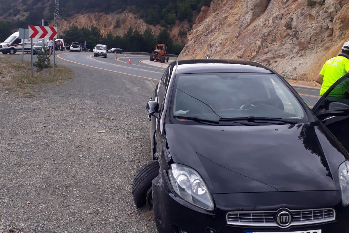 Zigana dağında 3 aracın karıştığı trafik kazası: 9 yaralı 6