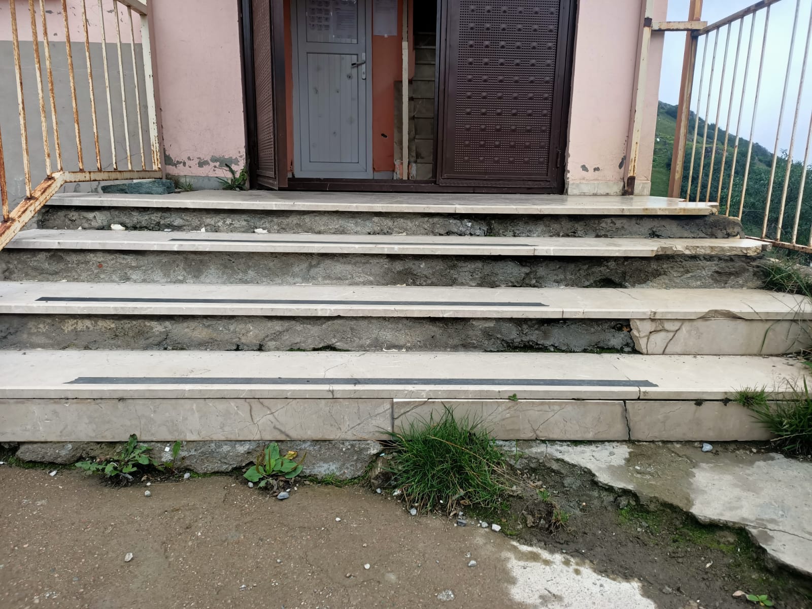 Gümüşhane’deki en uzak köy okulunun tamiratını polisler yaptı 8