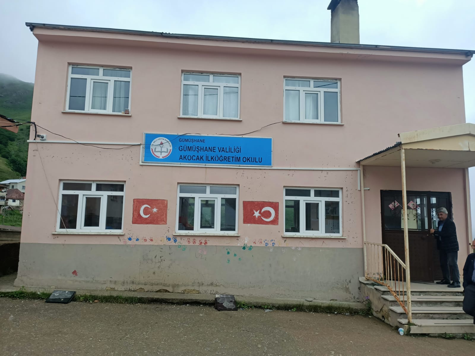 Gümüşhane’deki en uzak köy okulunun tamiratını polisler yaptı 14