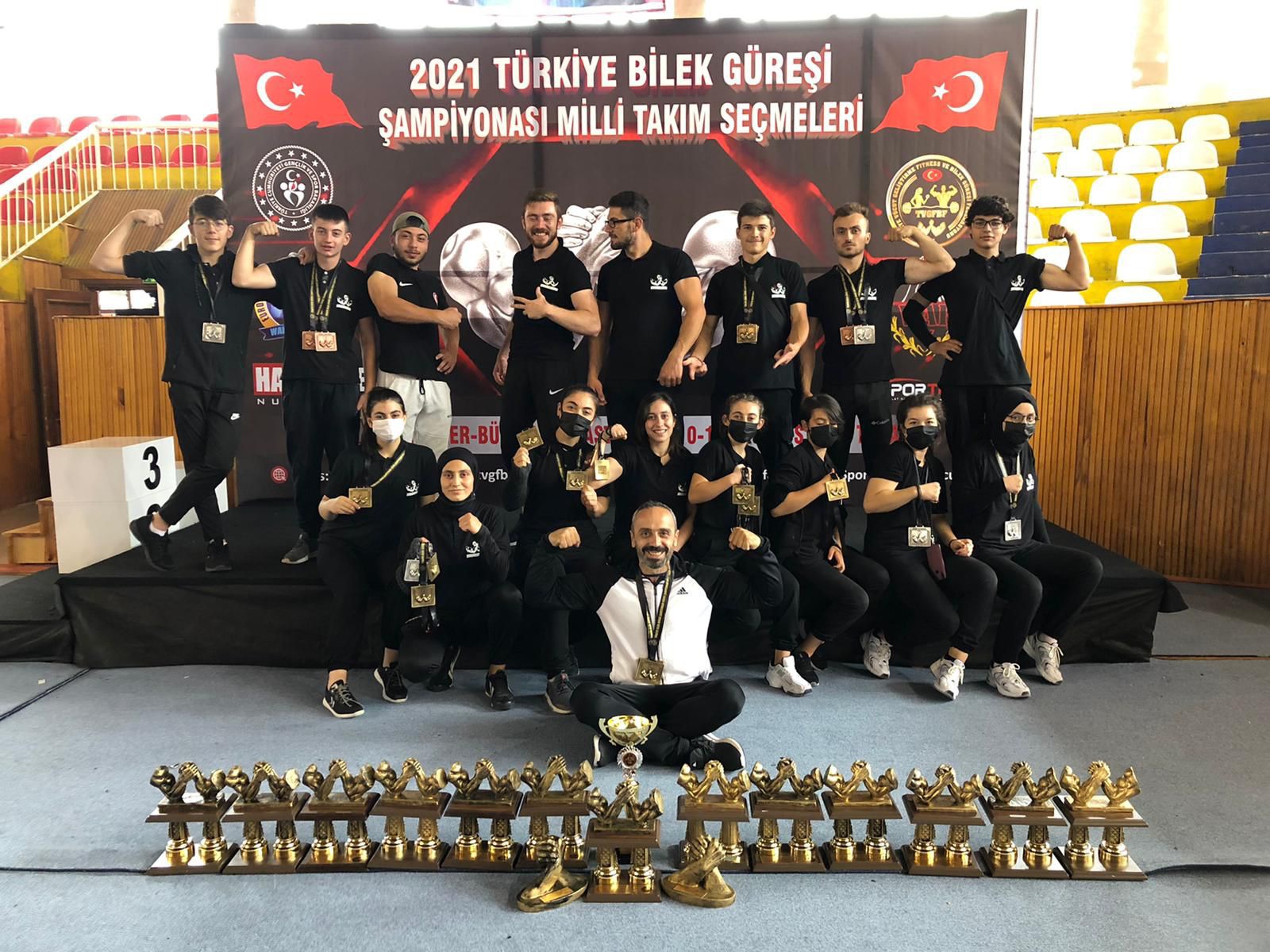 Bilek güreşinde madalya koleksiyonu 10