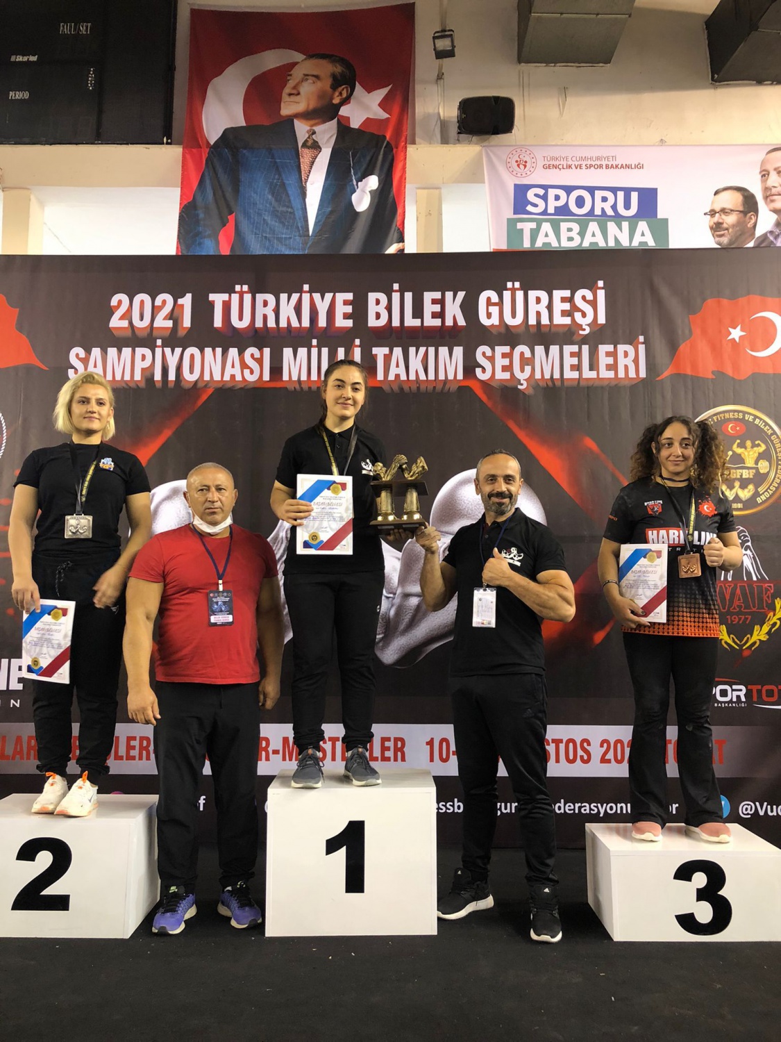 Bilek güreşinde madalya koleksiyonu 5