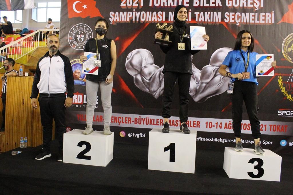 Bilek güreşinde madalya koleksiyonu 9