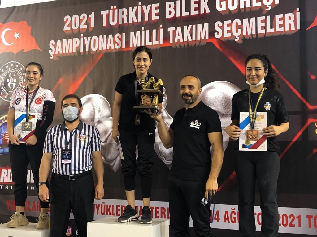 Bilek güreşinde madalya koleksiyonu 1