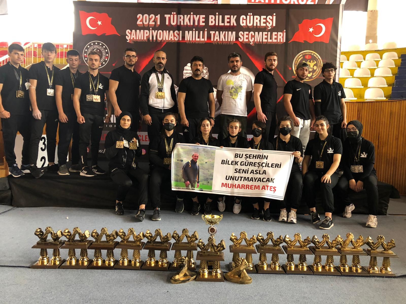 Bilek güreşinde madalya koleksiyonu 15