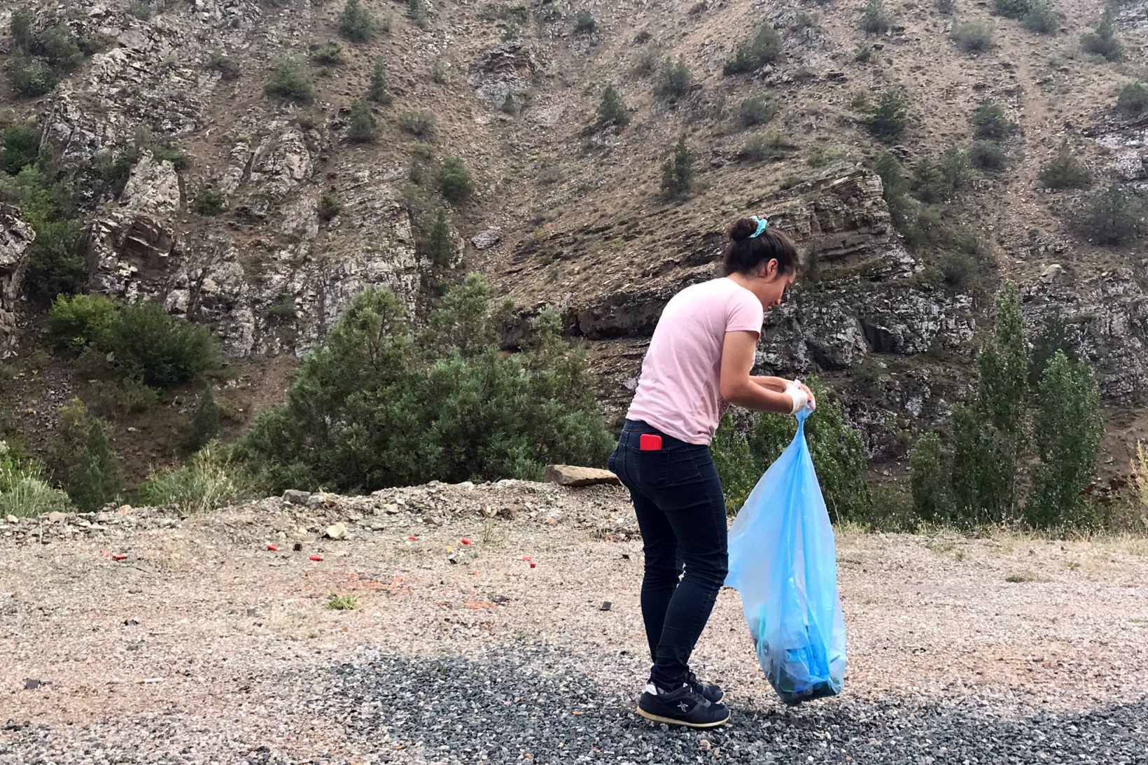 1 kilometrede 10 kilogram çöp topladı 4