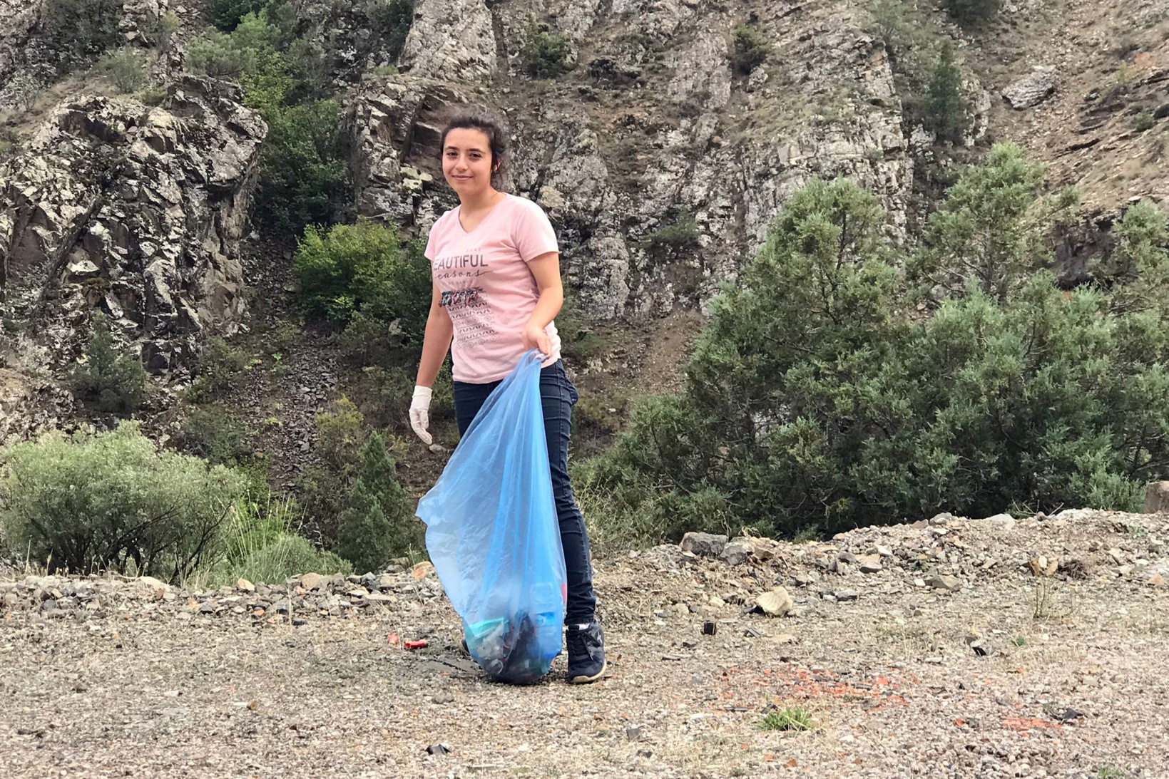 1 kilometrede 10 kilogram çöp topladı 6