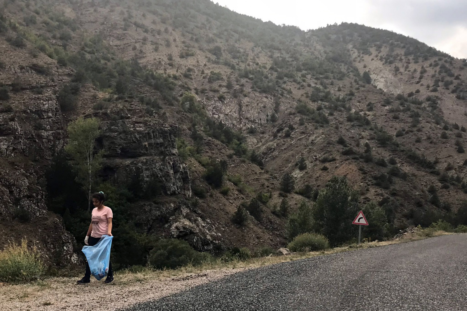 1 kilometrede 10 kilogram çöp topladı 1