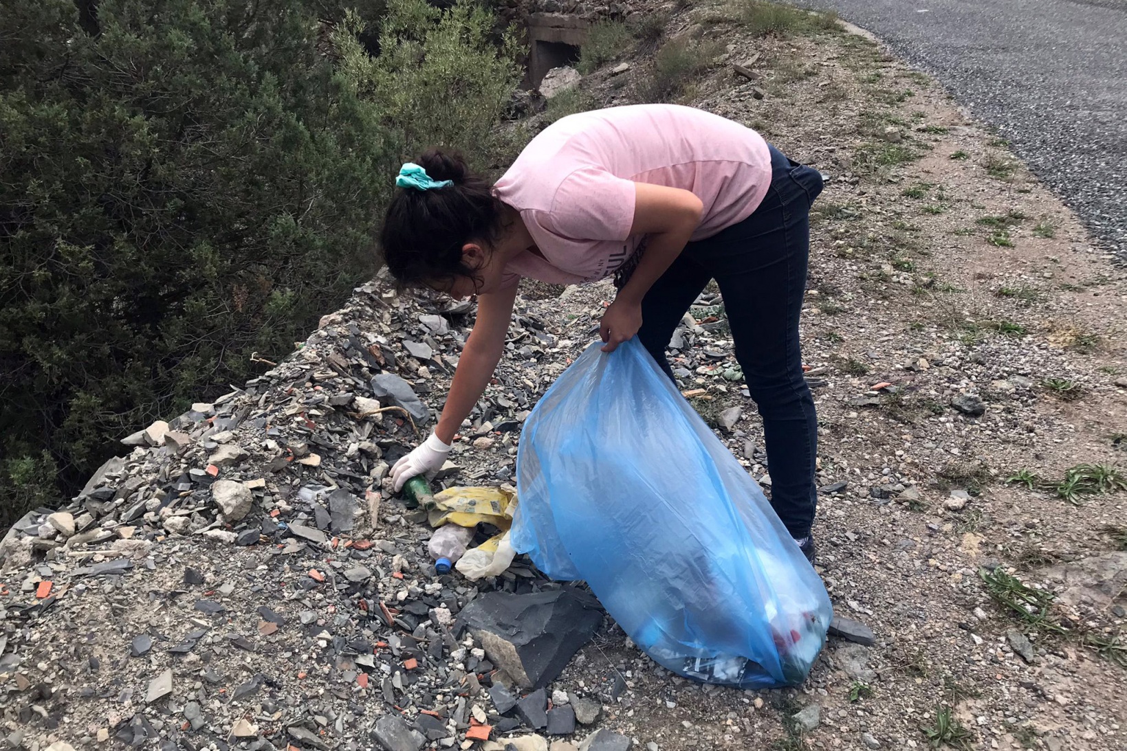1 kilometrede 10 kilogram çöp topladı 5
