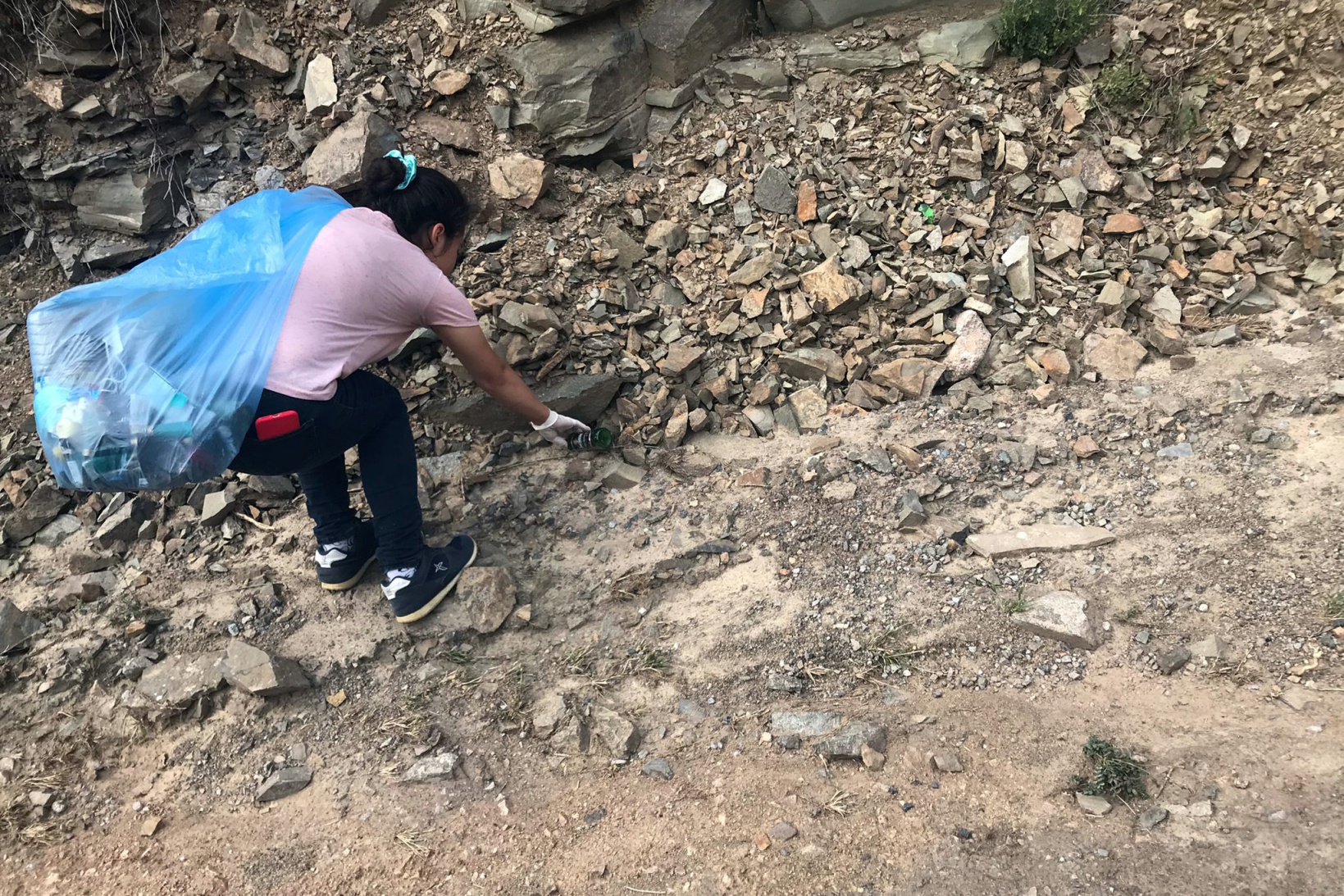 1 kilometrede 10 kilogram çöp topladı 7